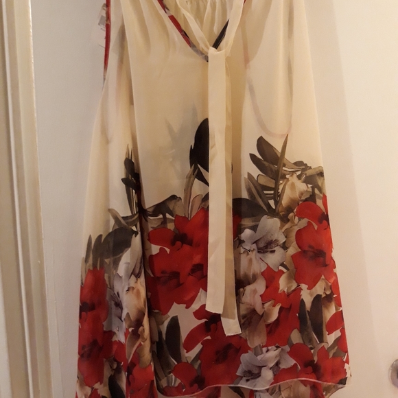 Floral top red n olive green on beige - Picture 3 of 5